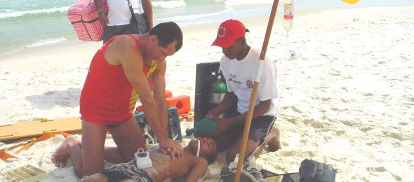 Jovem sofre parada cardíaca após afogamento em trecho sem salva-vidas da  Praia Brava